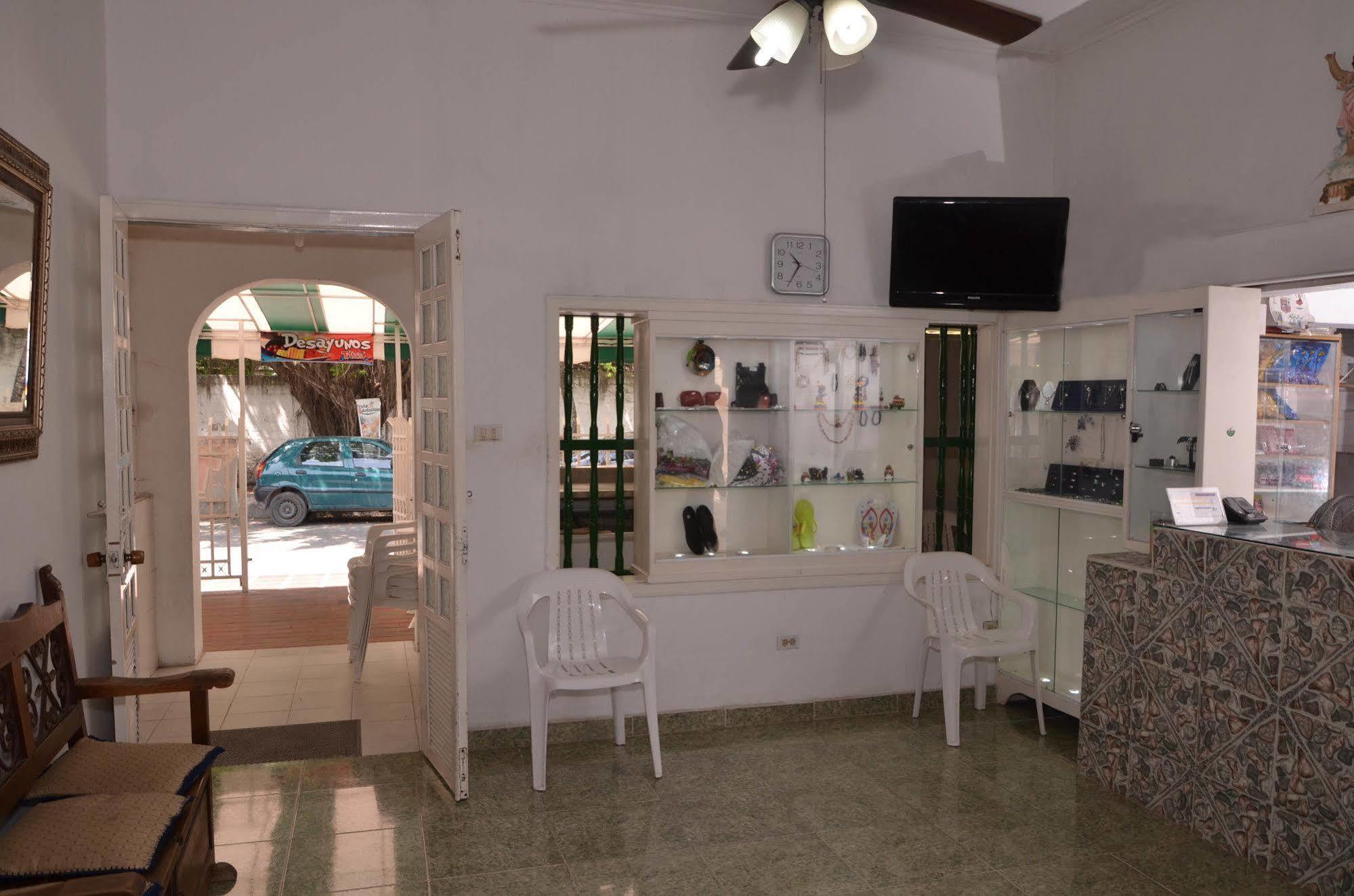Hotel Vargas Airport Cartagena Екстериор снимка