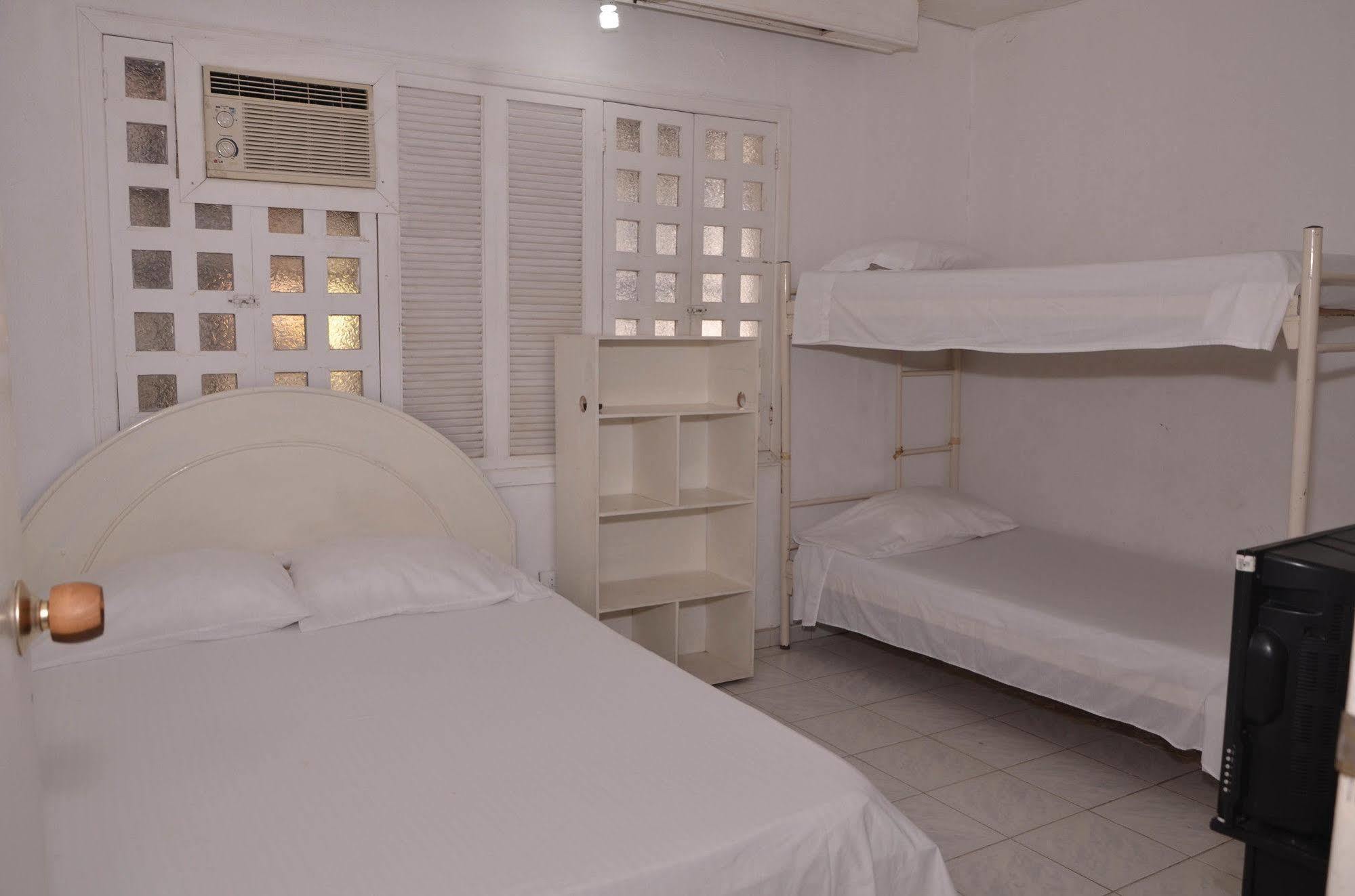 Hotel Vargas Airport Cartagena Екстериор снимка