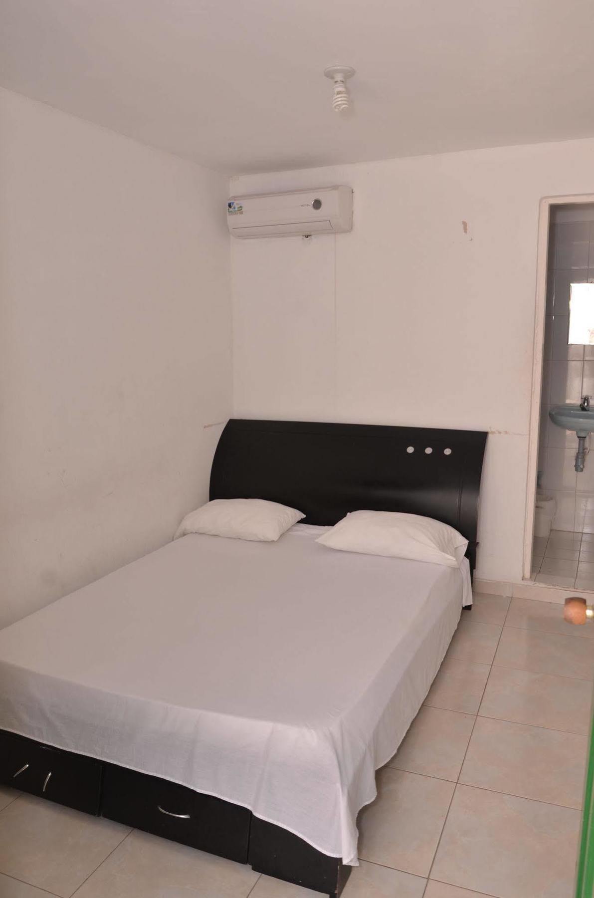 Hotel Vargas Airport Cartagena Екстериор снимка