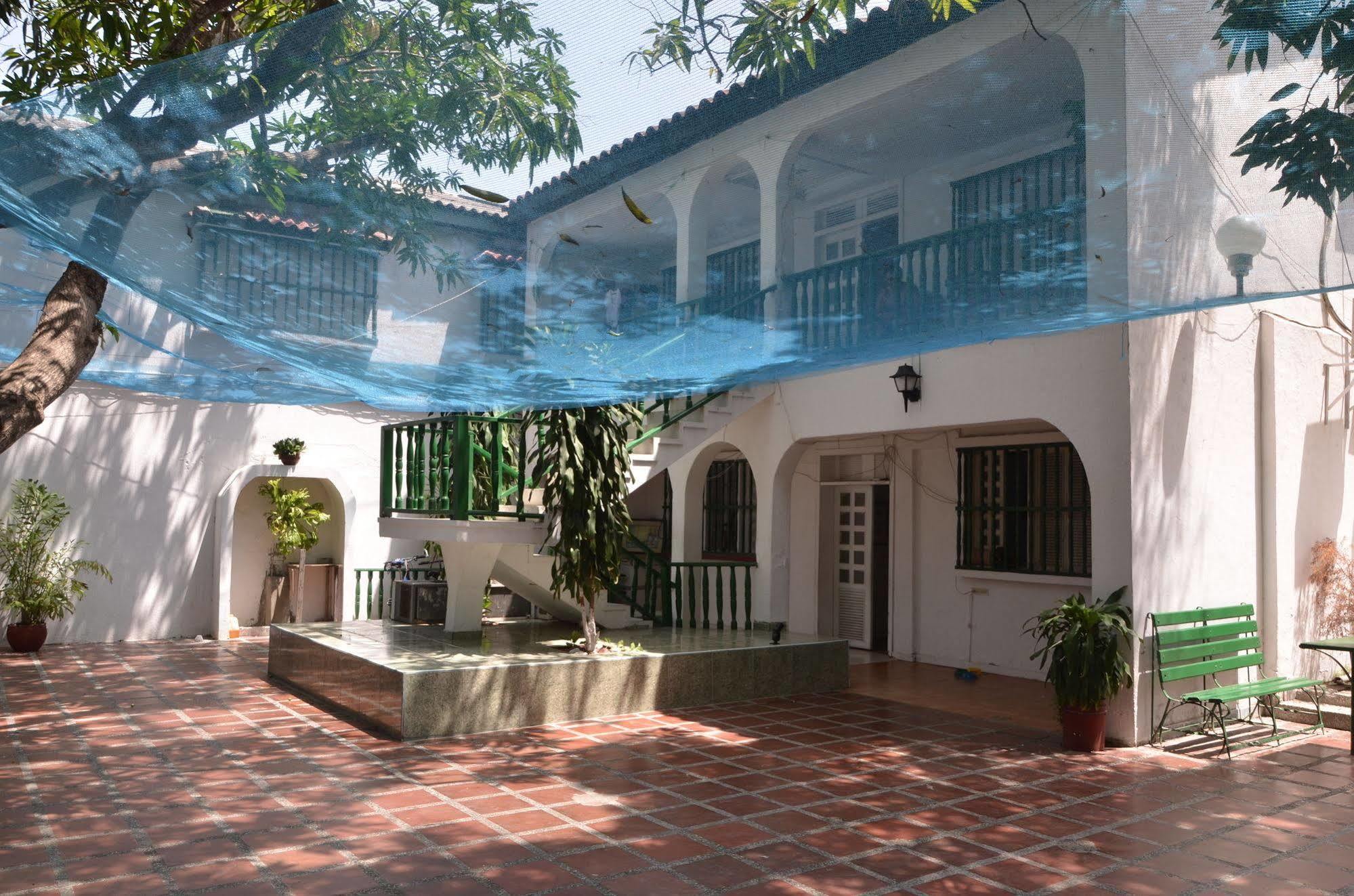 Hotel Vargas Airport Cartagena Екстериор снимка